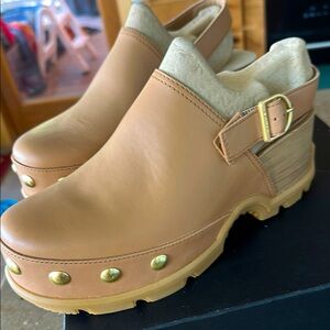 Tan Leather Clogs with Gold Accents. Sorel Roam’N Clog